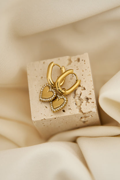 Squoval oorbellen met harten charms met belegde randen