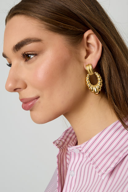 Statement oorbellen schelpmotief